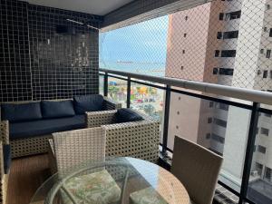福塔莱萨Landscape VIP Fortaleza的阳台配有沙发和玻璃桌