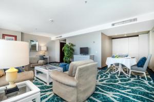 加亚新城波尔图盖亚假日酒店的客厅配有沙发、椅子和桌子