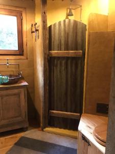 MirwartLa Grenouillette的带淋浴的浴室和木门