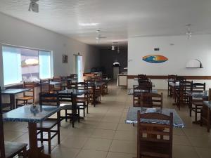 乌巴图巴Hotel Pousada Nosso Cantinho的餐厅内带桌椅的用餐室
