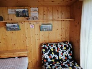 斯姆勒尼科Glamping with a view的小屋内带床和椅子的房间