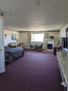 新奥尔良市灯塔酒店的酒店客房配有一张床和一个壁炉。