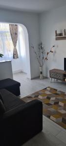GherlaSofia Apartments的客厅配有沙发和桌子