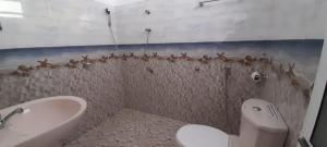 KamburagallaParadise inn的一间带卫生间和浴缸的浴室