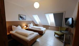 Gasthof Prinz的酒店客房设有两张床和电视。