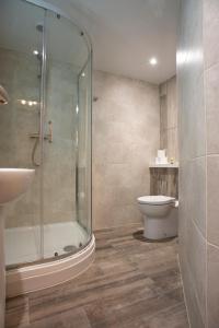 道格拉斯Amadeus Apartments的带淋浴、卫生间和盥洗盆的浴室