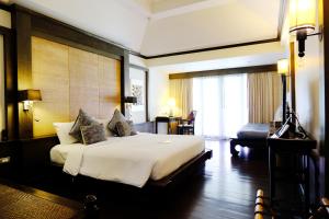 清迈Bodhi Serene, Chiang Mai - SHA Extra Plus的酒店客房设有一张大床和一张书桌。