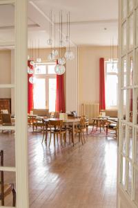 维拉尔-德朗贝斯特韦斯特巴黎大酒店的一间带桌椅和窗户的用餐室