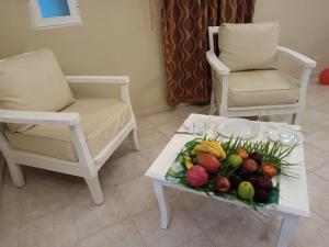 蓬塔卡纳Aparthotel Castillo Real的一张桌子、一个水果盘和两把椅子
