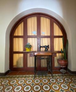 利马乔西塔沃德住宿加早餐旅馆的客房设有带桌子和水槽的窗户。