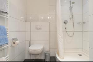 诺德奈Haus Kleemann的白色的浴室设有卫生间和淋浴。