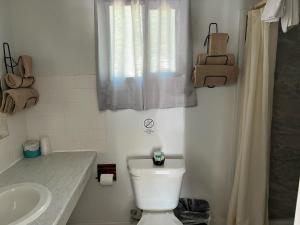 比蒂艾尔波特汽车旅馆 的浴室配有白色卫生间和盥洗盆。