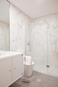 波尔图Byobu Apartment, by Bolhão Residences的带淋浴和卫生间的白色浴室