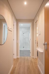 波尔图Byobu Apartment, by Bolhão Residences的走廊上设有通往浴室的门