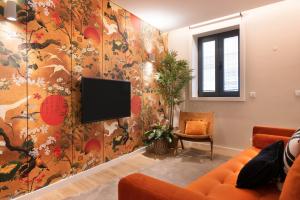 波尔图Byobu Apartment, by Bolhão Residences的客厅的墙上配有电视
