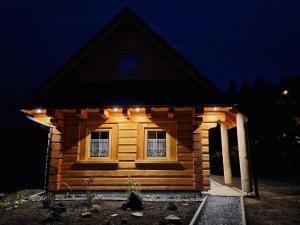 乌斯特龙Chabrowa Chatka的夜间带灯的小小木屋