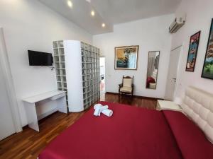 塔兰托Casa Flora的一间带红色地毯的客厅和一间带电视的客房。