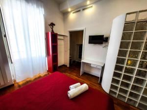 塔兰托Casa Flora的一间客厅,配有红色地毯和红色冰箱