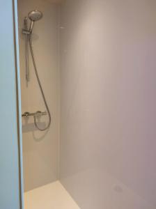 伊普尔Geniet van alle comfort tussen Ieper en Heuvelland的浴室内配有淋浴和头顶淋浴