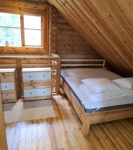 奥泰佩NPLIHOUSE的小木屋内一间卧室,配有两张床