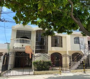 圣玛尔塔Apartamento con aire acondicionado y parqueadero por dias en Santa Marta的前面有栅栏的建筑