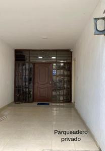 圣玛尔塔Apartamento con aire acondicionado y parqueadero por dias en Santa Marta的建筑物内一扇空房间,有一扇门