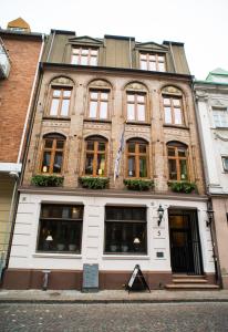 赫尔辛堡H5酒店的街道上带窗户的大型砖砌建筑
