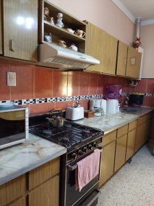布兰卡港Departamento Luiggi con cochera的厨房配有炉灶烤箱