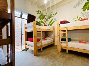 利马Waikiki Hostel的一间房间,设有三张双层床