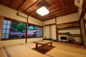 高野山高野山 宿坊 大明王院 -Koyasan Shukubo Daimyououin-的一间房间中间设有一张桌子