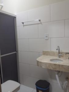 邦热苏斯-达拉帕Center Prime Hotel的一间带水槽和卫生间的浴室