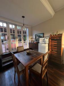 布罗塔斯Loft em Brotas的厨房配有桌椅和微波炉。