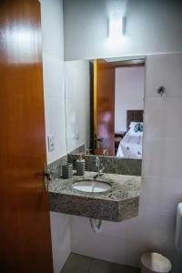 卡皮托利乌Pousada Enseada da Ilha的一间带水槽和镜子的浴室