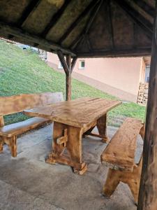 科帕奥尼克Vikendica Čeperković #2的帐篷下的木餐桌和长凳
