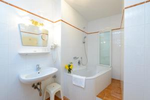 贝格海姆玛丽亚平原酒店的白色的浴室设有水槽和浴缸。
