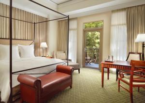 圣安东尼奥莫卡拉Spa酒店的配有一张床和一张书桌的酒店客房
