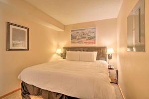 布雷肯里奇Beaver Run Resort 4228的一间卧室配有一张带两盏灯的大型白色床。