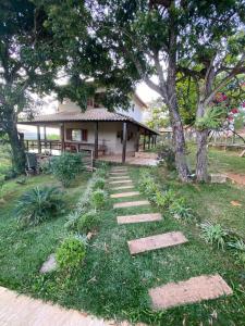 圣湖镇Casa da Vista - LAGOA SANTA的庭院前有小路的房子