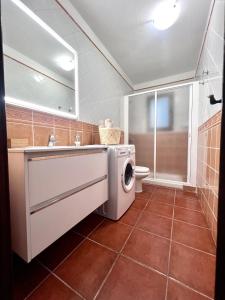 莫卡诺尔La casa de Tenesedra的一间带洗衣机和水槽的浴室