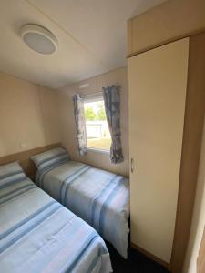 Porchfield14 Greenwood Thorness Bay的小型客房 - 带2张床和窗户