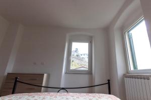 日科德尔格尔福迪艾斯Near - Cinque Terre Holiday Apartment的一间卧室设有一张床和一个窗口