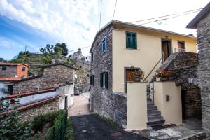 日科德尔格尔福迪艾斯Near - Cinque Terre Holiday Apartment的村里一条有石头建筑的街道