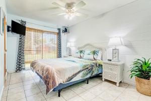 维洛海滩Sunshine Escape的一间卧室配有一张床和吊扇
