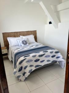 里约热内卢Casa Marambaia 2的一张蓝色和白色的床铺