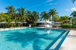坎昆InterContinental Presidente Cancun Resort的一座棕榈树环绕的大型游泳池