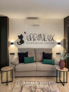 阿尔巴塞特Urbanlux Olimpia Pet Friendly的客厅配有沙发和墙上的标志