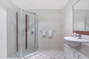 雷德克利夫拉维达安扎克酒店的带淋浴和盥洗盆的白色浴室