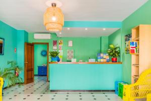 阿尔姆尼卡Hostal Tropical的蓝色和绿色的客房设有柜台