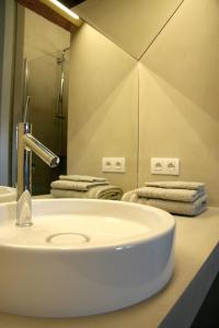克勒伊斯贝尔亨克勒伊斯贝尔亨住宿加早餐旅馆的浴室设有白色水槽和镜子