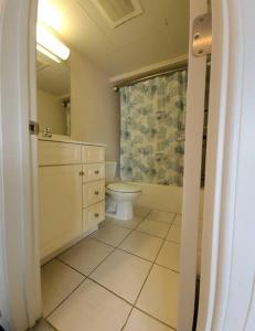 大洋城Sunbeach Condo 900 Wesley Avenue Unit 109的一间带卫生间、水槽和镜子的浴室